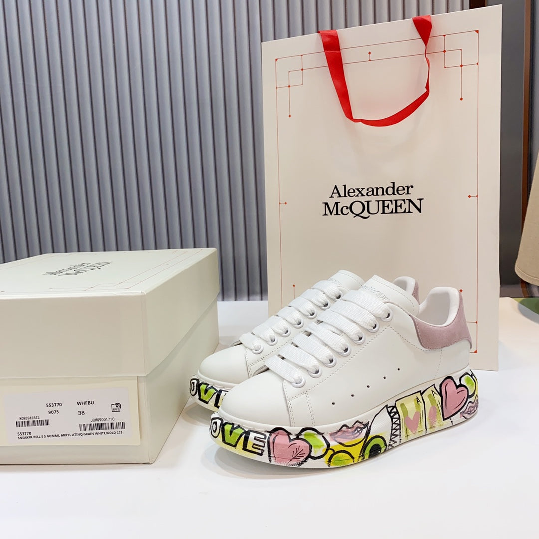 حذاء رياضي مطبوع يدويًا من Alexander McQueen