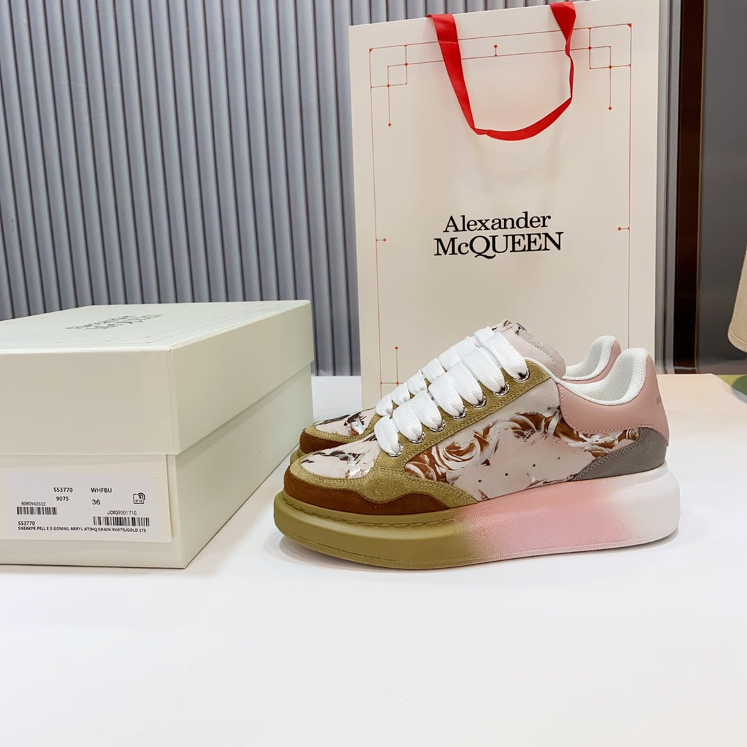 حذاء رياضي مطبوع يدويًا من Alexander McQueen